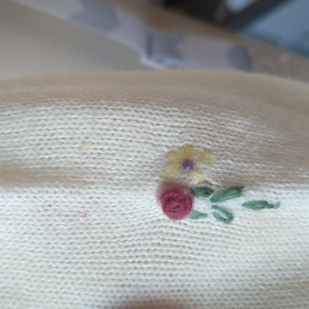 Vintage Floral Embroidered Cream Sweater - Picture 4 of 6